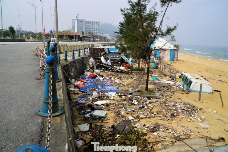 Biển Thiên Cầm: Hình ảnh ngổn ngang sau bão lũ tại Hà Tĩnh