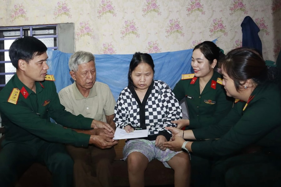 Bộ Chỉ huy Quân sự thành phố Đà Nẵng tặng quà nạn nhân chất độc da cam/dioxin và cán bộ gặp hoàn cảnh khó khăn