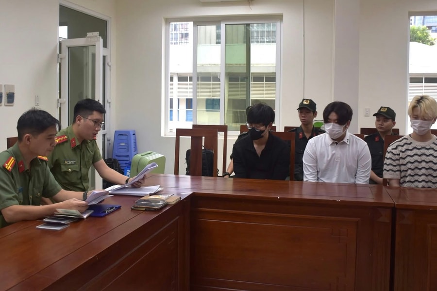 Công an thành phố Đà Nẵng bàn giao 3 đối tượng người Hàn Quốc bị Interpol truy nã quốc tế