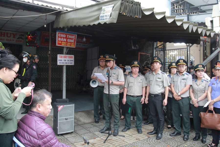 Cưỡng chế chuyển giao quyền sử dụng đất tại số 149 Ông Ích Đường (phường Cẩm Lệ)