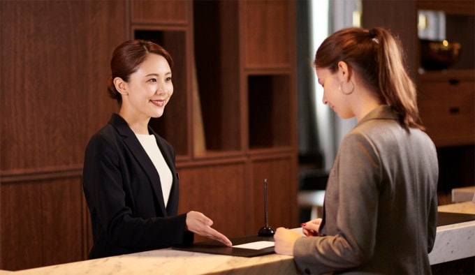 Lý do lễ tân không bao giờ nói to số phòng của bạn