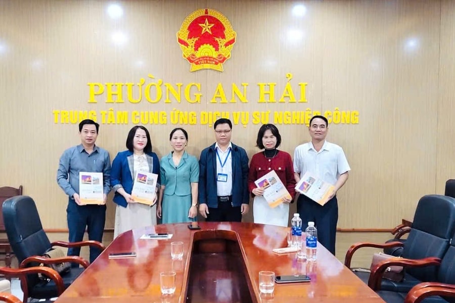 Tặng thẻ bảo hiểm y tế cho học sinh có hoàn cảnh khó khăn