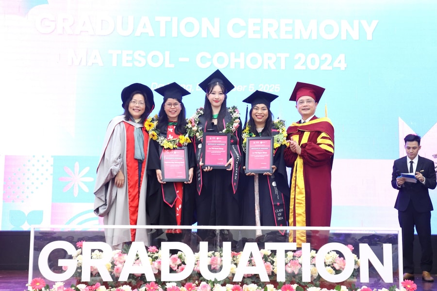 Viện Nghiên cứu và Đào tạo Việt - Anh trao bằng cho 34 thạc sĩ chương trình TESOL