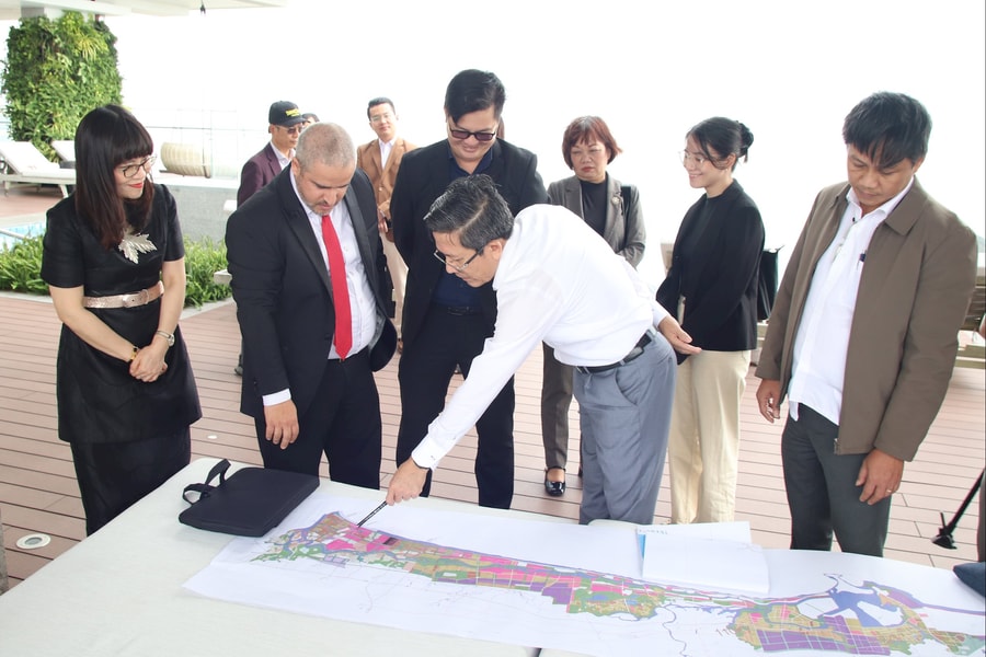 Chủ tịch Hội đồng Doanh nhân Ả Rập Bassam Tabajah khảo sát thực địa vùng đông Đà Nẵng