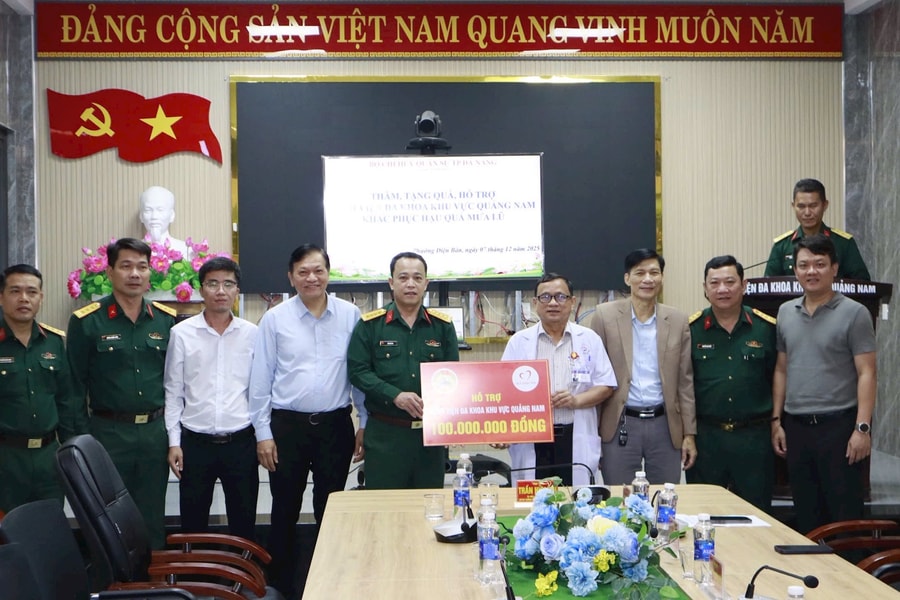 Bộ Chỉ huy Quân sự thành phố Đà Nẵng hỗ trợ Bệnh viện đa khoa khu vực Quảng Nam 100 triệu đồng
