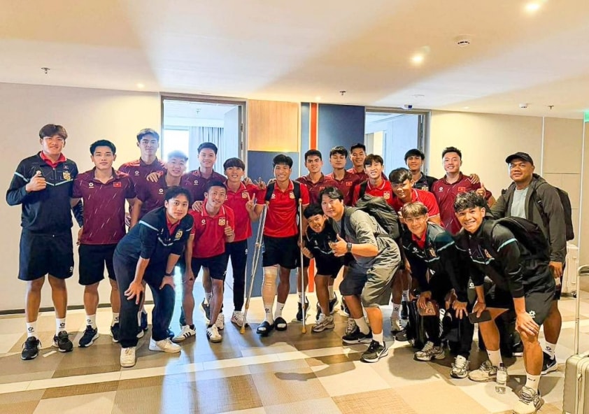 U22 Việt Nam hỗ trợ cầu thủ Lào bị gãy chân tại SEA Games 33