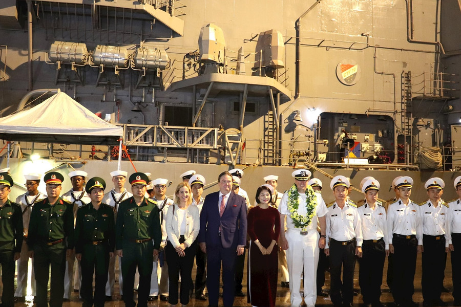 U.S. naval ships pay a friendly visit to Da Nang City