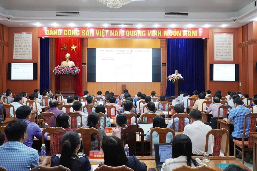 Xây dựng chính sách hỗ trợ đào tạo, bồi dưỡng cán bộ, công chức, viên chức: Khuyến khích cán bộ tự đào tạo, nâng cao trình độ