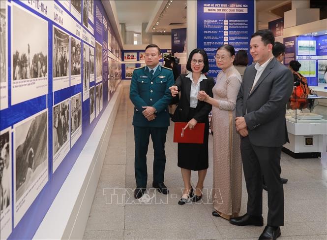 Trưng bày chuyên đề “Dấu chân Hồ Chí Minh trên quê hương Cách mạng Tháng Mười”