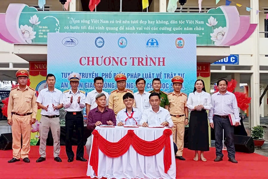 Tuyên truyền pháp luật an toàn giao thông đường sắt cho hơn 1.000 giáo viên và học sinh