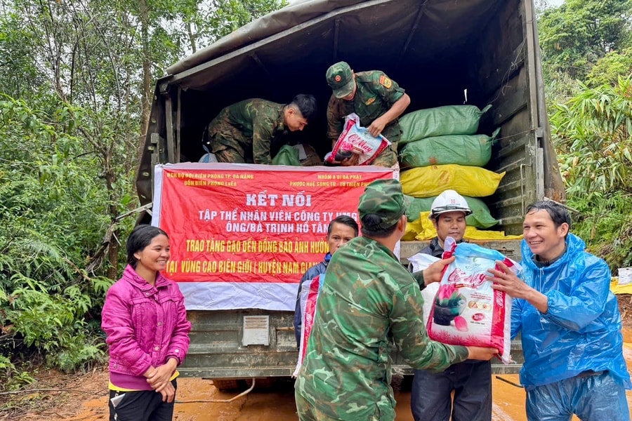 Đồn Biên phòng La Êê trao 5 tấn gạo hỗ trợ 250 hộ dân vùng sạt lở