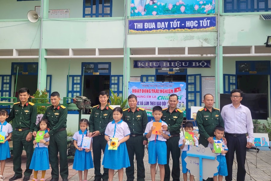 Thêm yêu bộ đội Cụ Hồ