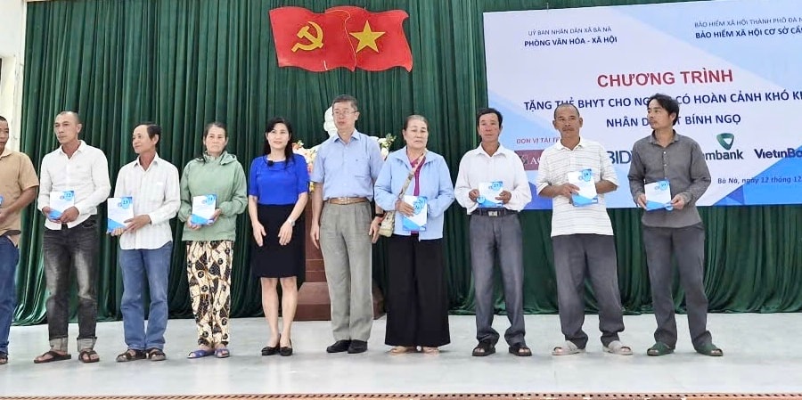Tặng thẻ bảo hiểm y tế cho người khó khăn