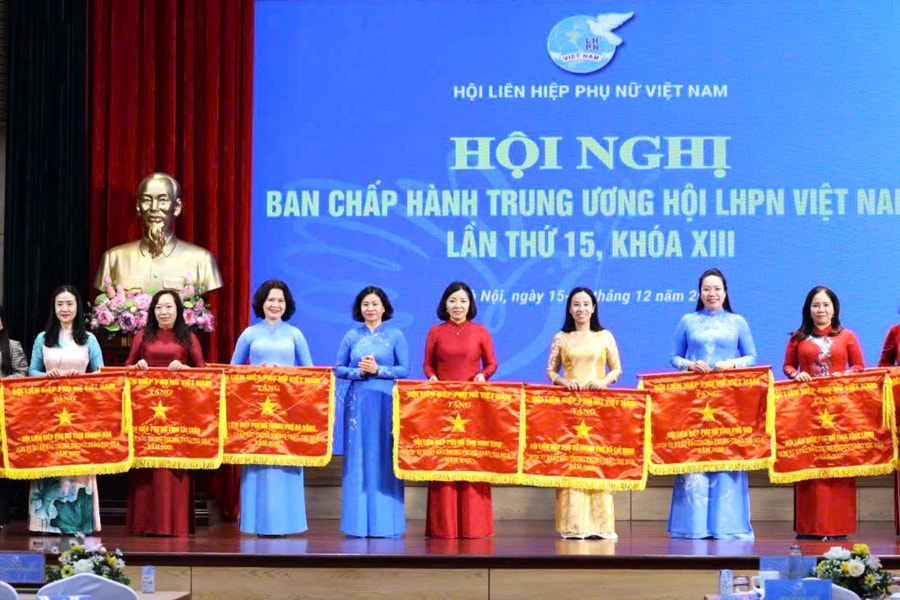 Hội Liên hiệp Phụ nữ thành phố Đà Nẵng nhận Cờ thi đua “Đơn vị xuất sắc”