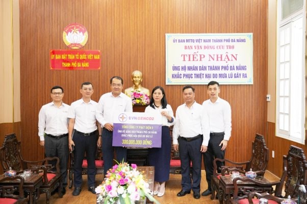 Công ty Thủy điện Sông Bung đại diện Tổng công ty Phát điện 2 trao hỗ trợ thành phố Đà Nẵng khắc phục hậu quả bão lũ