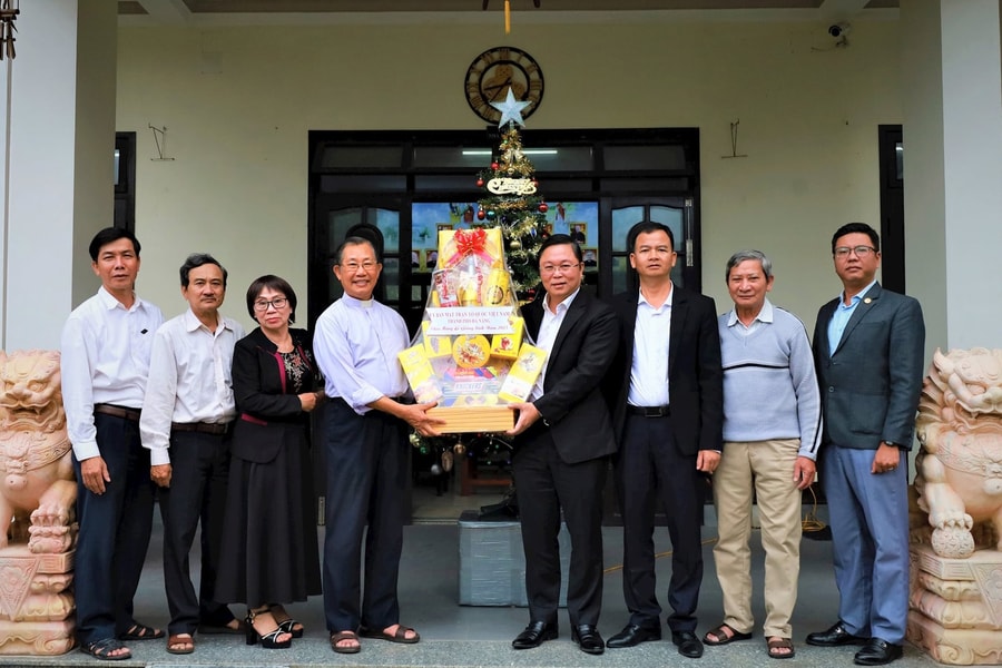 Chủ tịch Ủy ban MTTQ Việt Nam thành phố Lê Trí Thanh thăm, chúc mừng Giáng sinh