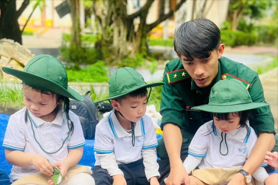 Trải nghiệm "Một ngày cùng chiến sĩ biên phòng"