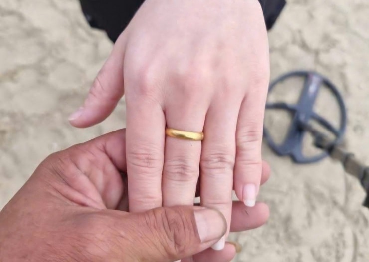 Heartwarming story: Da Nang beach staff help tourist recover lost engagement ring