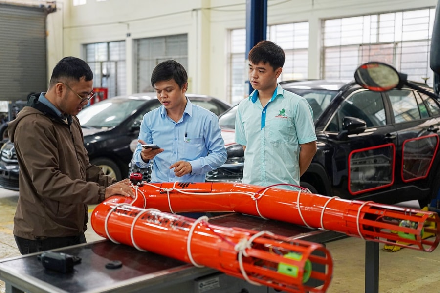 Sáng tạo phao cứu sinh điều khiển từ xa, hỗ trợ cứu hộ mùa lũ