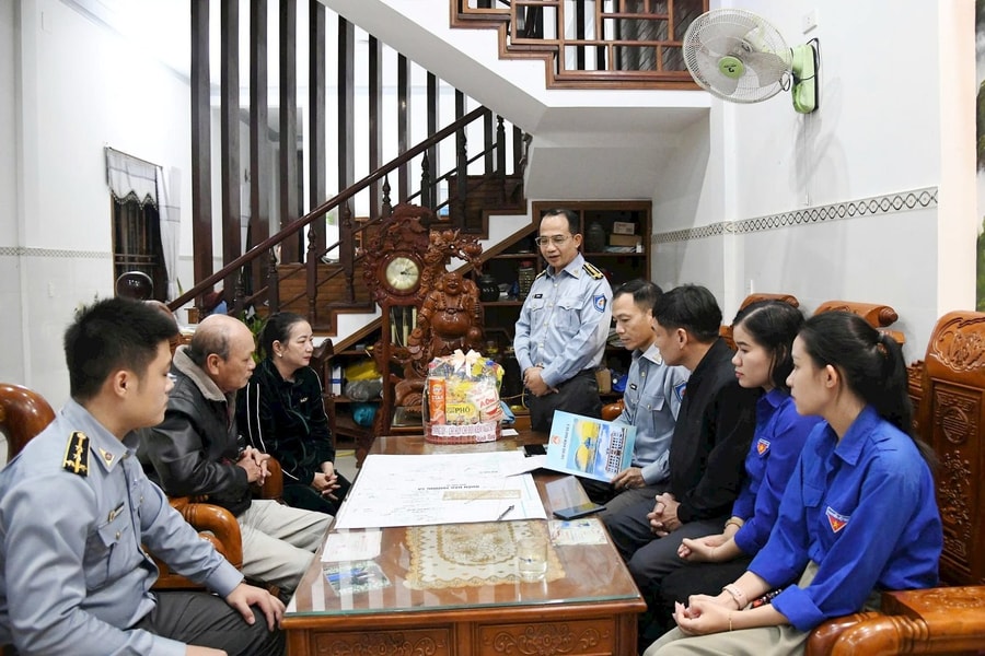 Chi đội Kiểm ngư số 3 thăm hỏi gia đình ngư dân gặp nạn ở Trường Sa