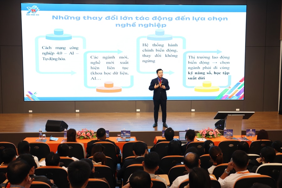 Hơn 200 giáo viên THPT miền Trung dự hội thảo hướng nghiệp trong thời đại số