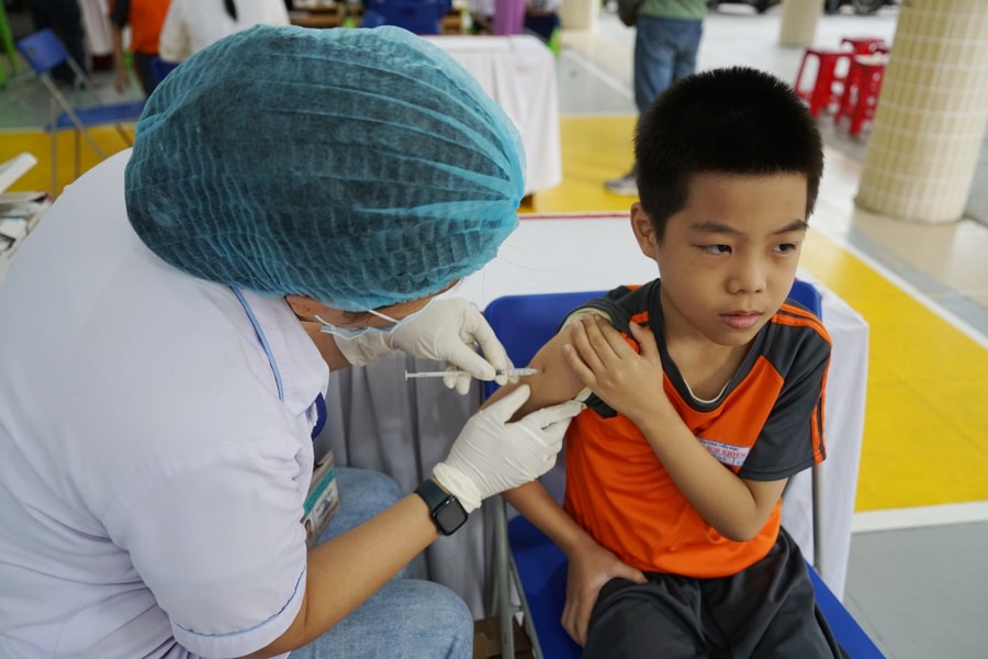 Tiêm chủng bù liều cho trẻ tại các cơ sở mầm non và tiểu học