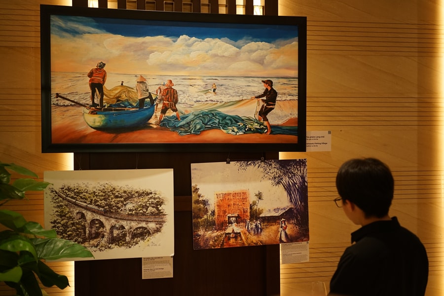 Du khách thích thú trải nghiệm triển lãm nghệ thuật “Thương, Just Like That”