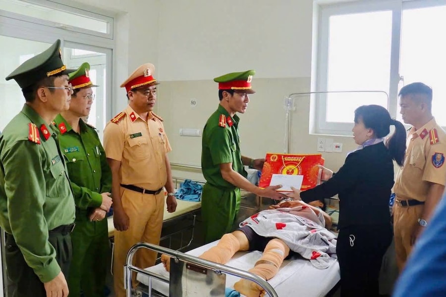 Động viên cán bộ Cảnh sát giao thông bị thương khi làm nhiệm vụ