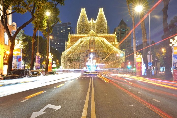 TP.HCM: 10 địa điểm check-in Giáng sinh 2025 không thể bỏ qua