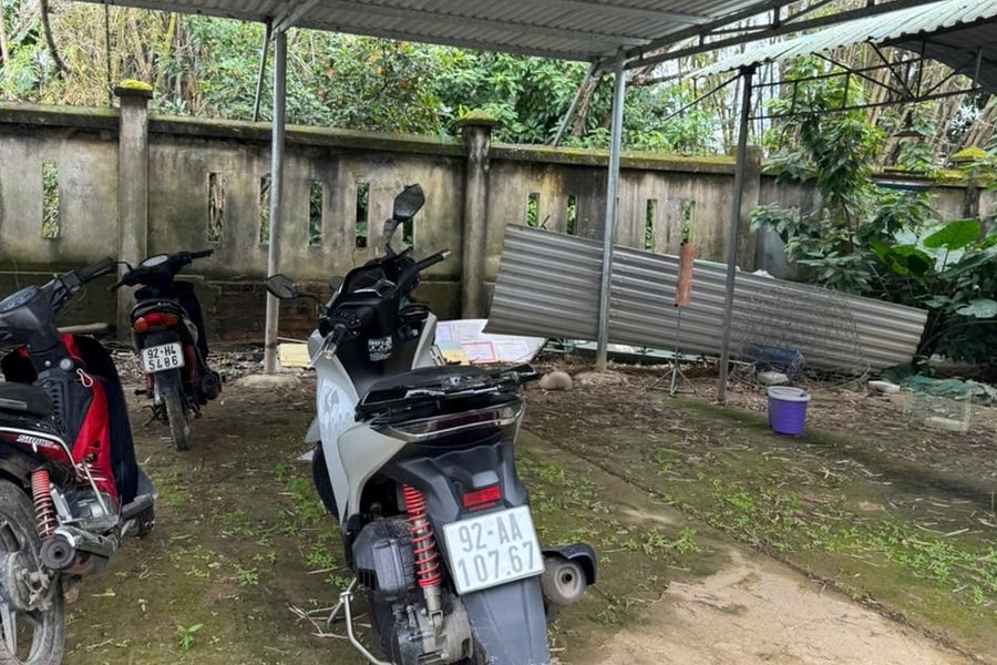 Tịch thu xe máy, xử phạt thanh niên buông hai tay, dùng chân lái xe