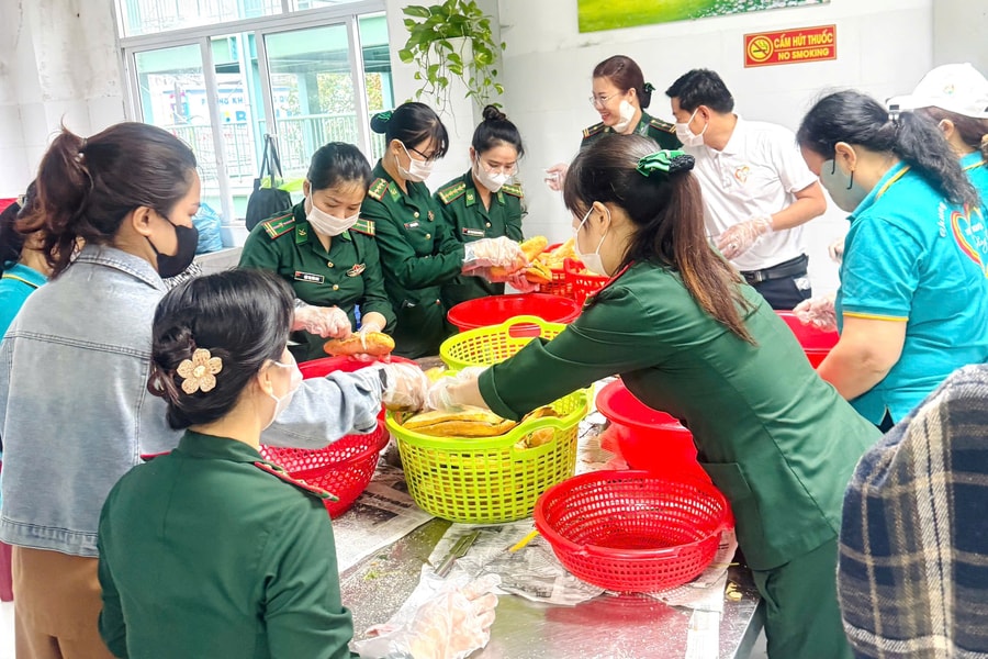 Hội Phụ nữ Bộ đội Biên phòng Đà Nẵng tặng suất ăn cho trẻ em, bệnh nhân nghèo