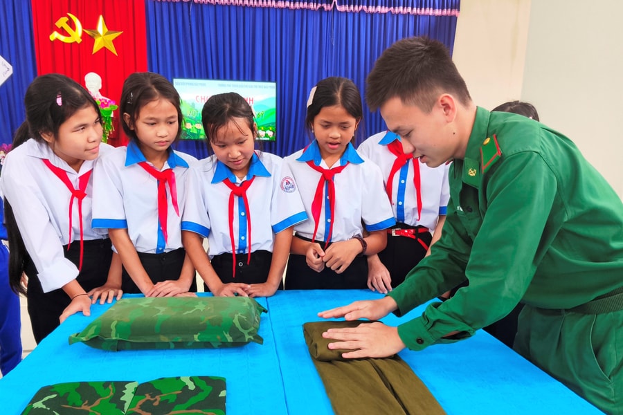 Hơn 200 học sinh xã biên giới Đắc Pring trải nghiệm chương trình "Một ngày tập làm chiến sĩ"