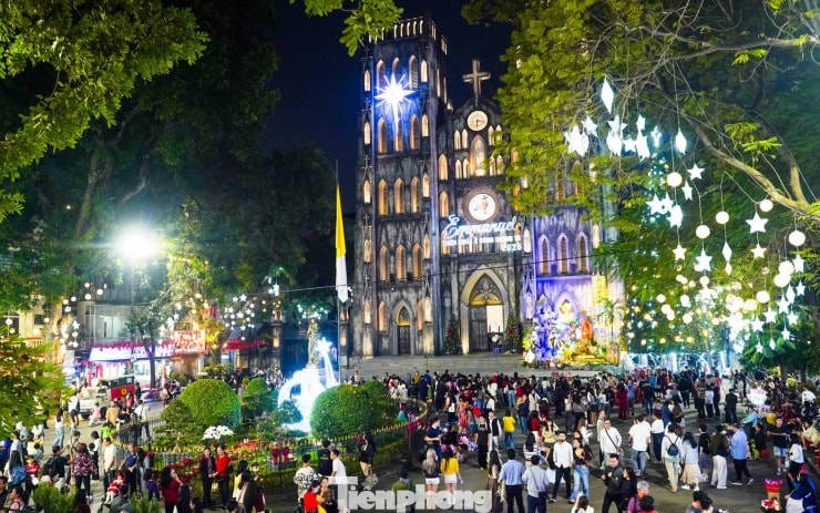 Hà Nội: Biển người đổ về Nhà thờ Lớn đón Giáng sinh sớm