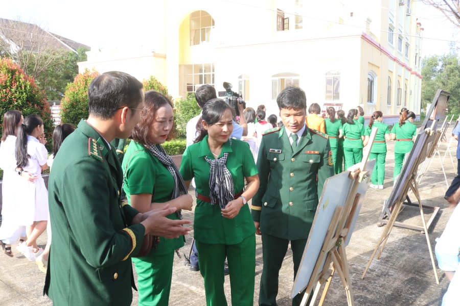 Trưng bày tài nguyên thông tin chào mừng kỷ niệm 81 năm ngày thành lập Quân đội nhân dân Việt Nam