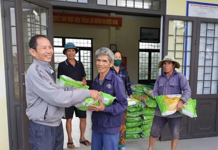 Hỗ trợ 3 tấn lúa giống và 120 phần quà cho các hộ dân khó khăn