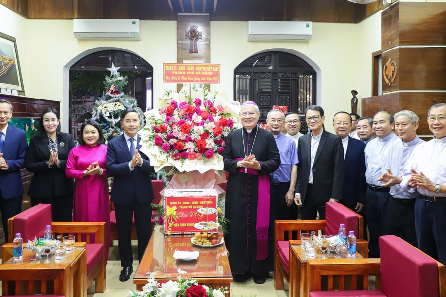 Lãnh đạo thành phố chúc mừng Tòa Giám mục Giáo phận Đà Nẵng nhân dịp Giáng sinh năm 2025