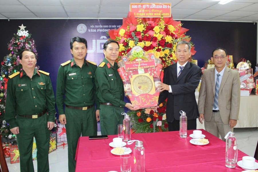 Bộ Chỉ huy Quân sự thành phố Đà Nẵng chúc mừng các cơ sở tôn giáo dịp Lễ Giáng sinh năm 2025