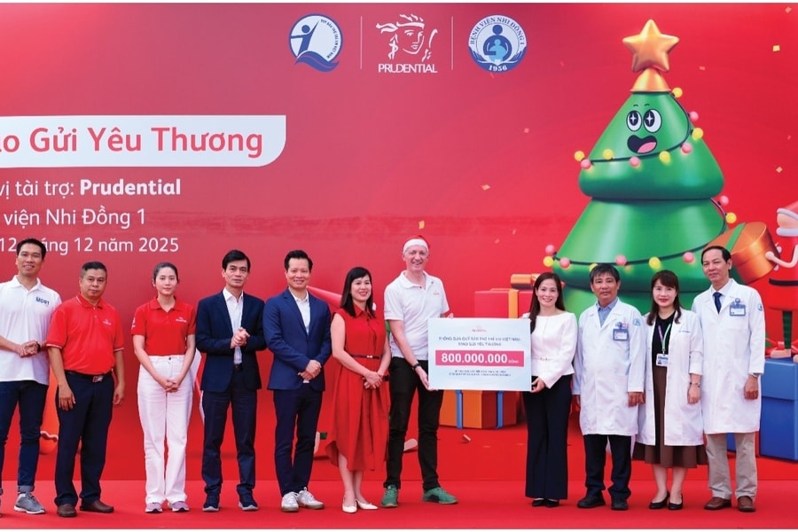 Prudential trao 2.600 phần quà Giáng sinh cho bệnh nhi tại TP.Hồ Chí Minh và Hà Nội