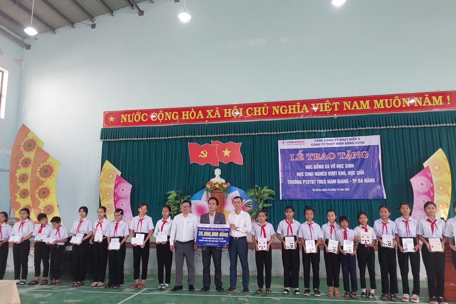 Công ty Thủy điện Sông Bung trao tặng 20 suất học bổng cho học sinh xã Nam Giang