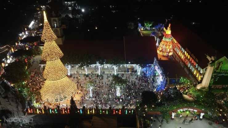 Đồng Nai: Chiêm ngưỡng cây thông Noel từ 3.000 chiếc nón lá