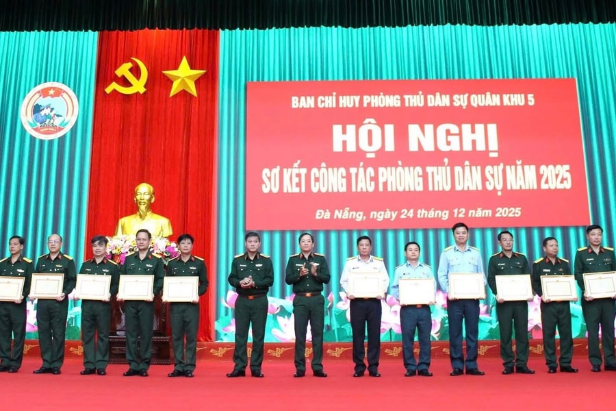 Quân khu 5 khen thưởng tập thể, cá nhân có thành tích xuất sắc trong thực hiện nhiệm vụ phòng thủ dân sự năm 2025