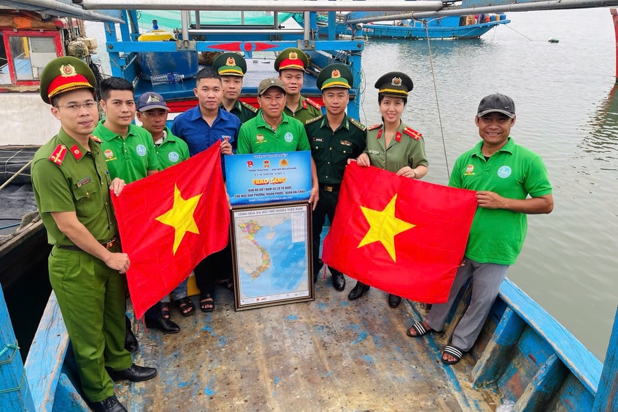 Xuân về trên những khoang tàu