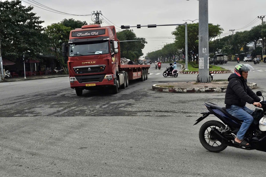 Tiềm ẩn mất an toàn giao thông khi xe tải, xe container “né” trạm thu phí