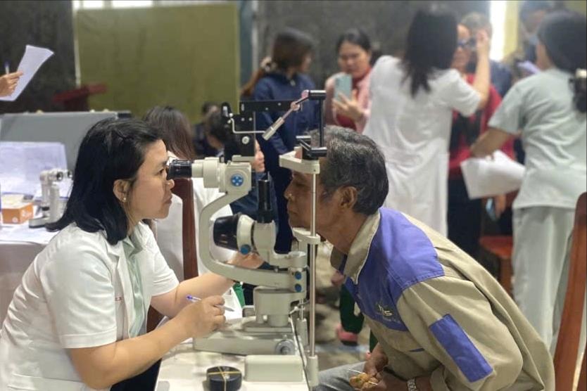 Chăm sóc sức khỏe cho người dân Trà Tân sau mưa lũ