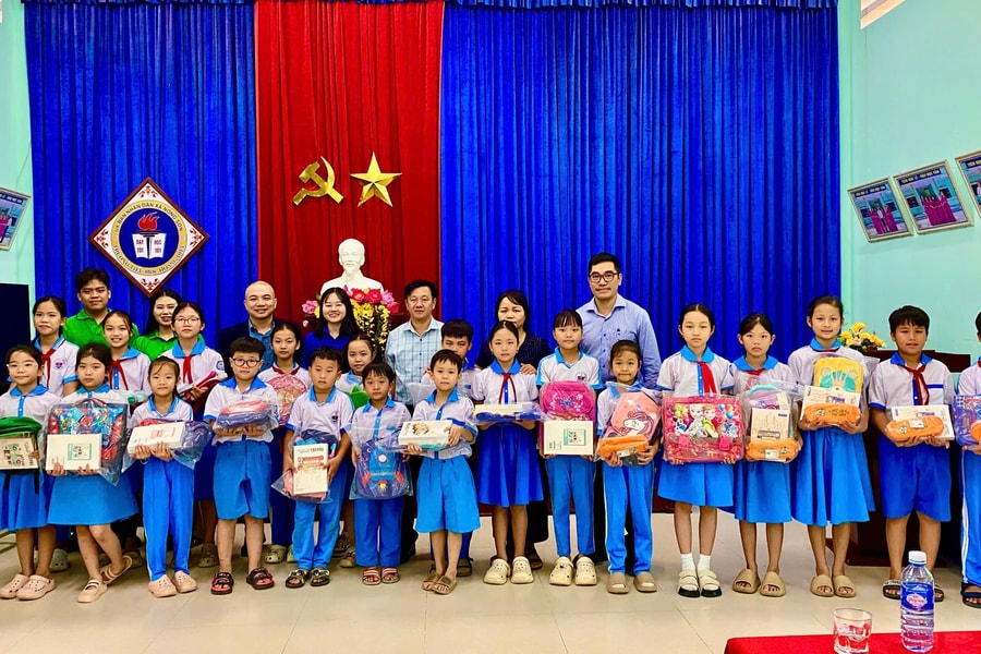 Đại học Đông Á trao quà hỗ trợ học sinh và người dân xã Nông Sơn