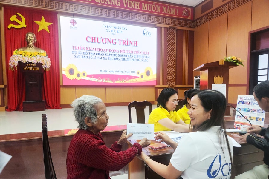 CRS hỗ trợ hơn 766 triệu đồng giúp người dân hai xã Thu Bồn và Nam Phước khắc phục thiên tai