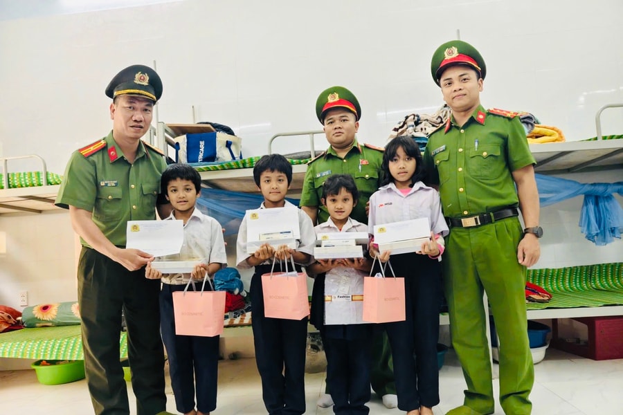 Tiếp sức học sinh miền núi đến trường