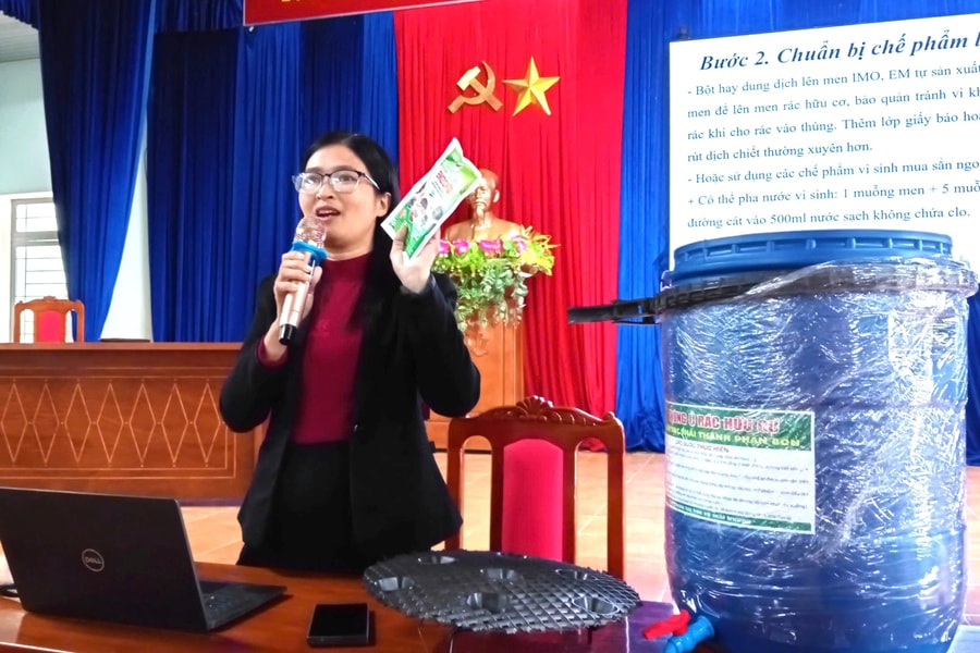 Tặng thùng ủ rác hữu cơ cho người dân Quế Sơn Trung