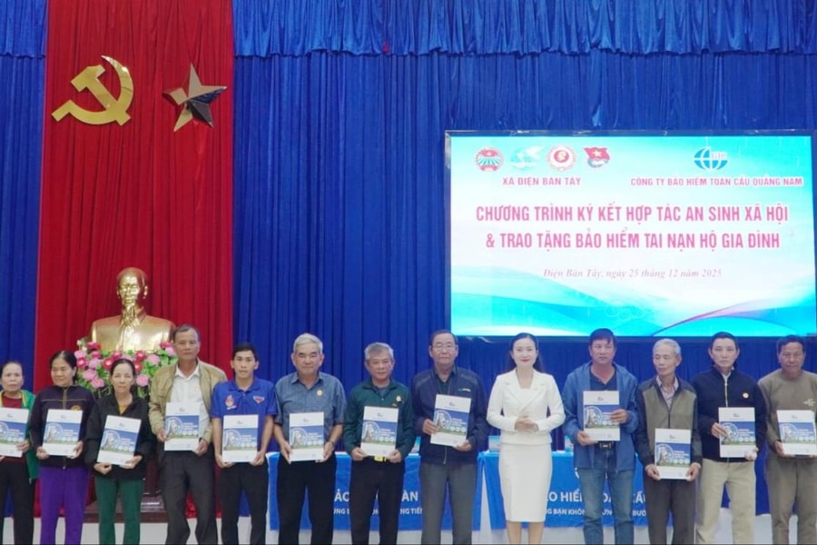 Trao tặng bảo hiểm tai nạn cho hộ nghèo, hộ khó khăn