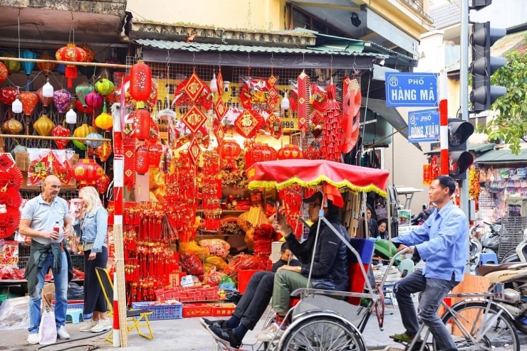 Hà Nội: Phố Hàng Mã rực đỏ sắc Tết sớm hút khách Tây